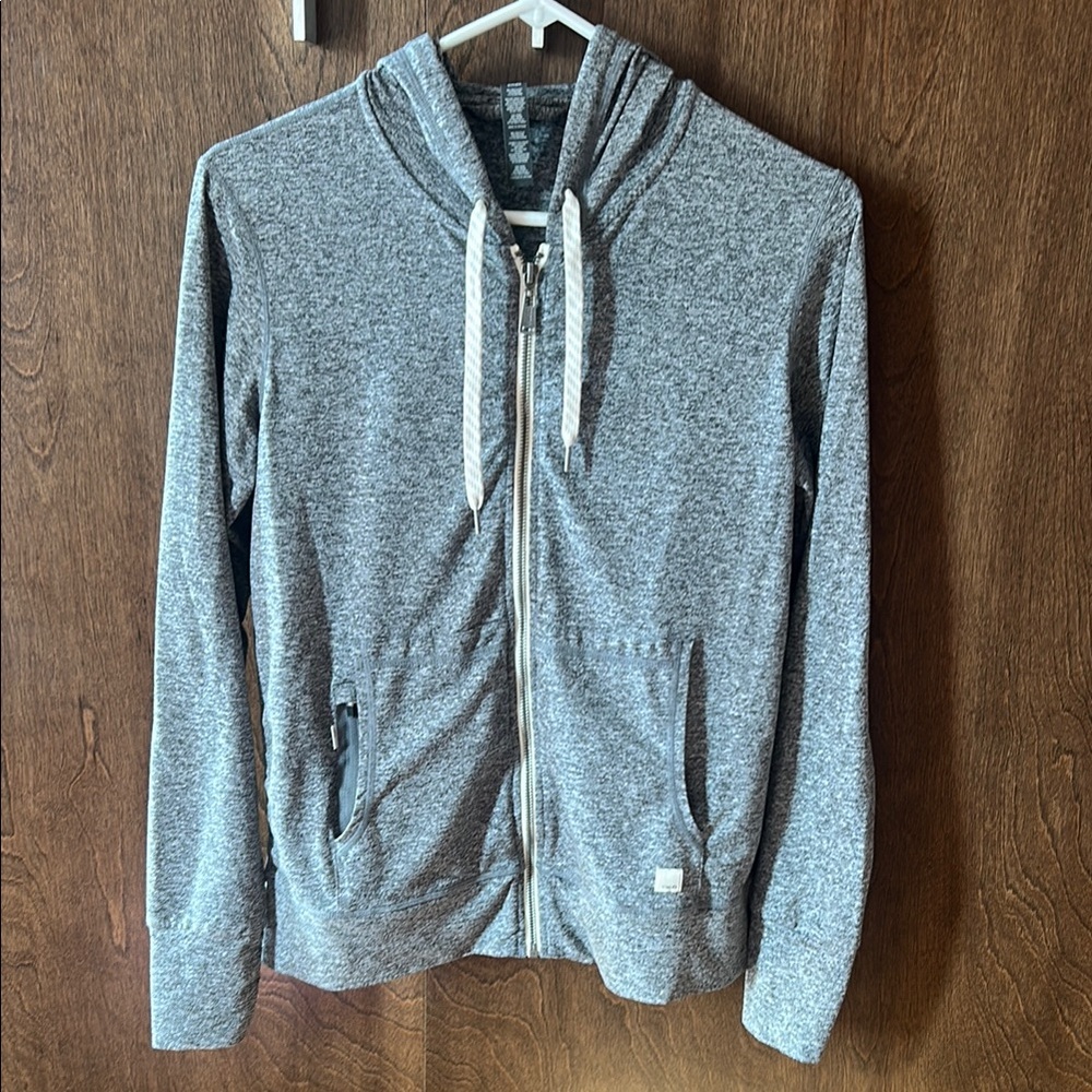 Vuori like new jogger set grey